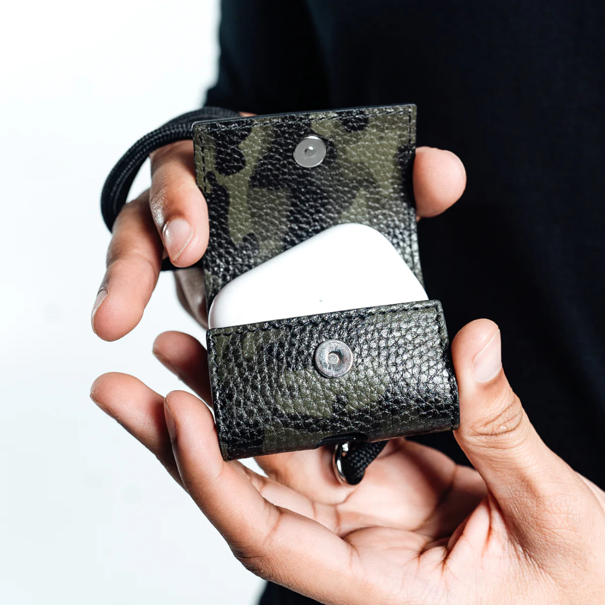 The SUPREME AIRPODS PRO CASE - Image 3